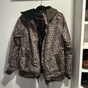 686 Women’s cheetah snowboard jacket